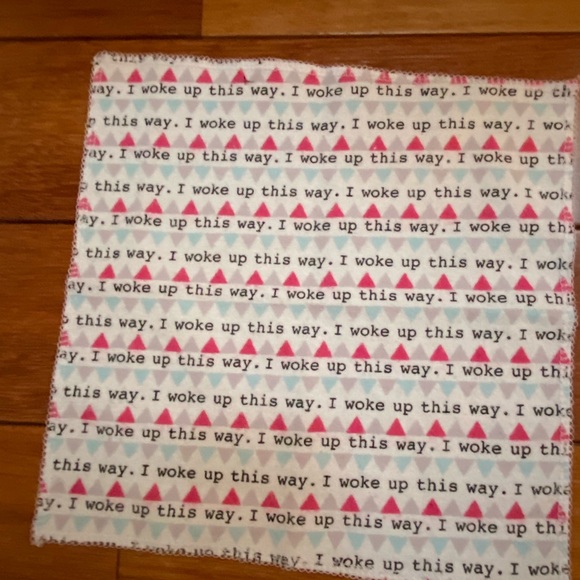 Bib and matching washcloth - Picture 4 of 4